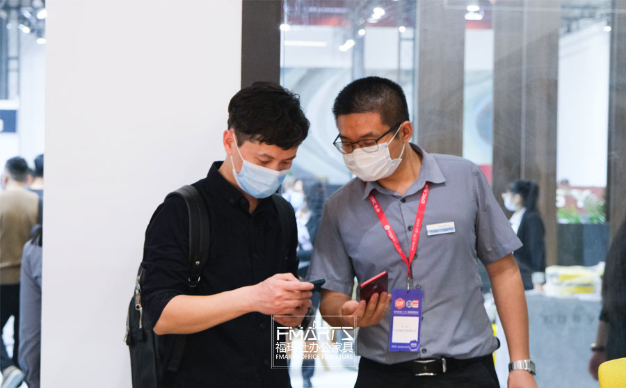 展會現場交談